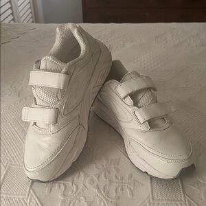 BROOKS WHITE LEATHER WALKER SHOES WITH VELCRO CLOSURES